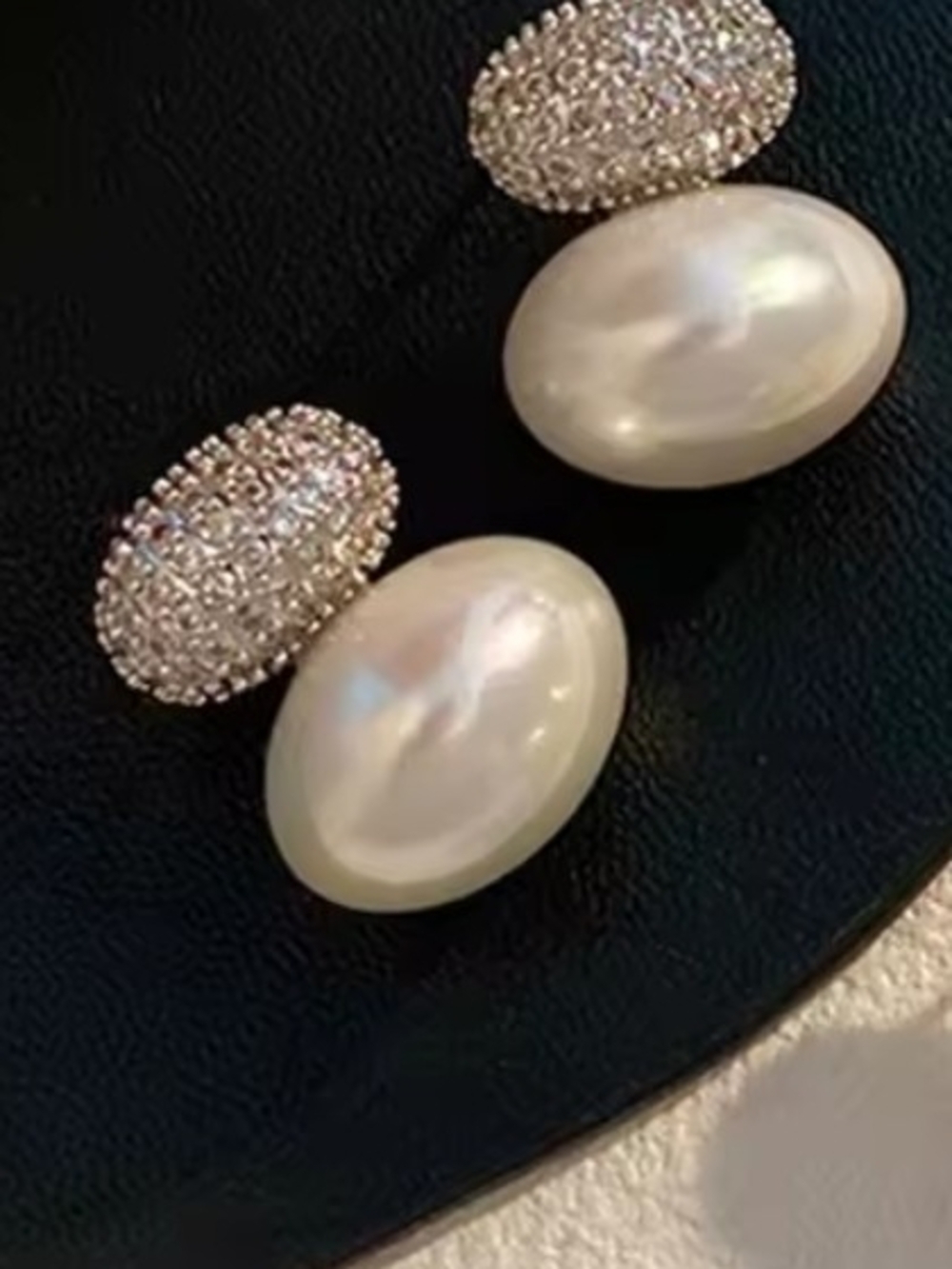 Elegant Pearl and Crystal Drop Earrings - White Pearlescent